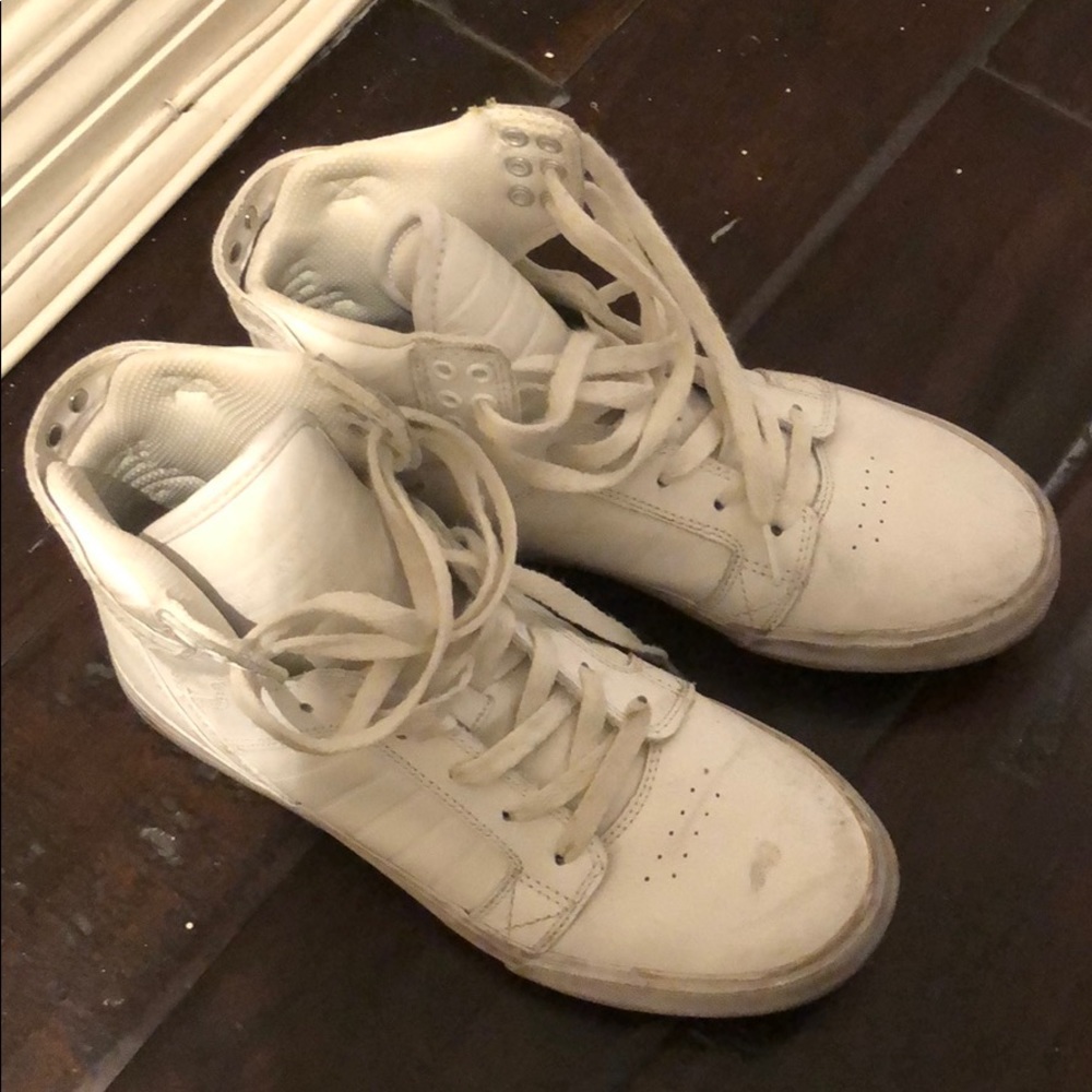 Supra hight top tennis shoes. Size 6.5 men’s, 9 women’s